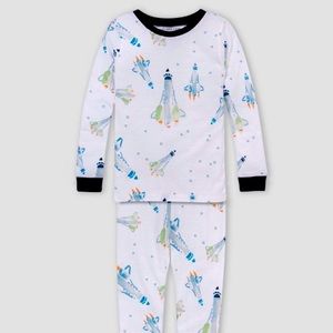 BURT’S BEES 2-piece rocket organic cotton pajama set.